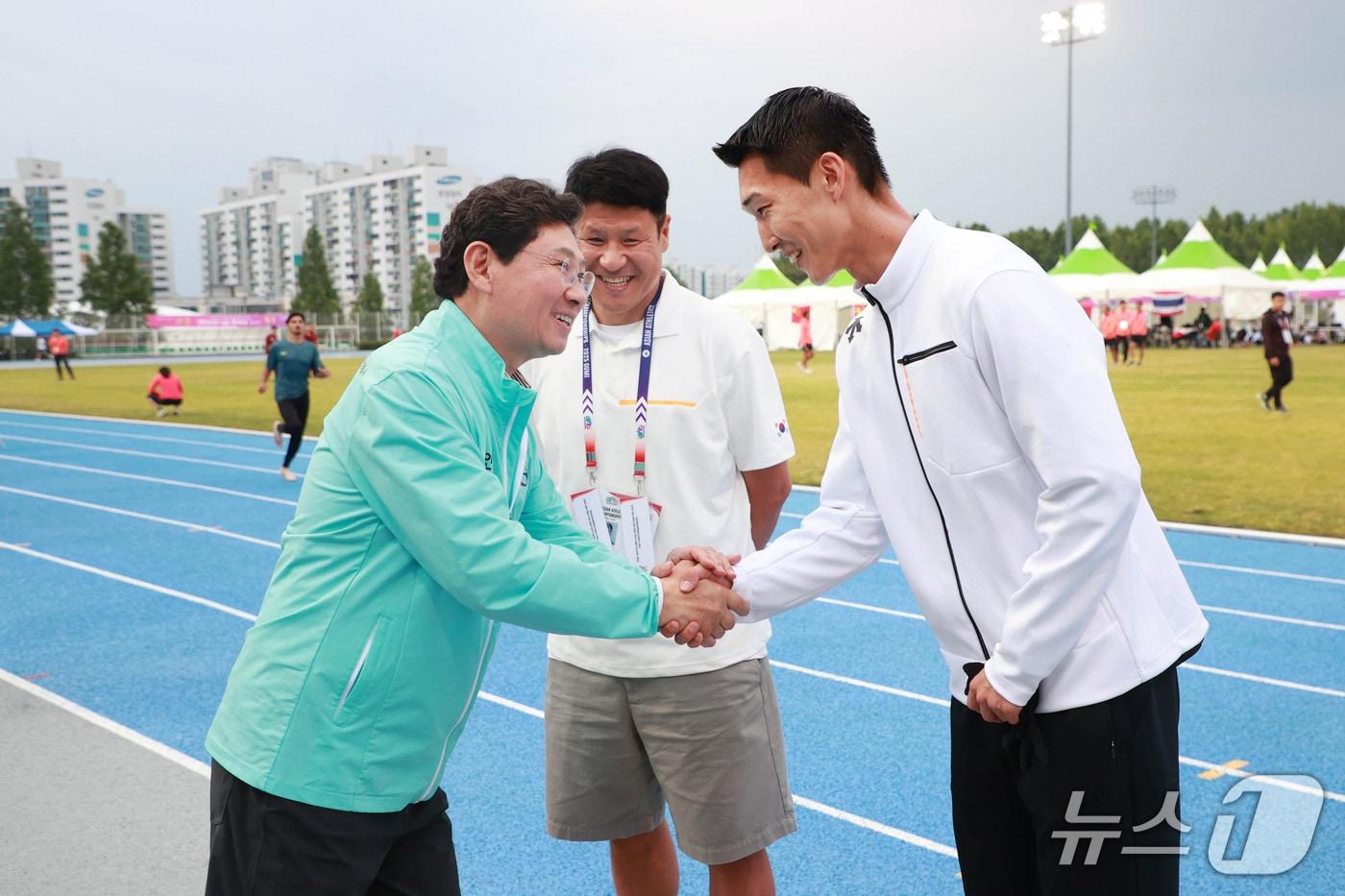 이상일 시장&#40;왼쪽&#41;이 지난 5월 29일 경북 구미에서 열린 &#39;아시아육상경기선수권대회&#39;에서 우상혁 선수를 격려하고 있는 모습.&#40;용인시 제공&#41;