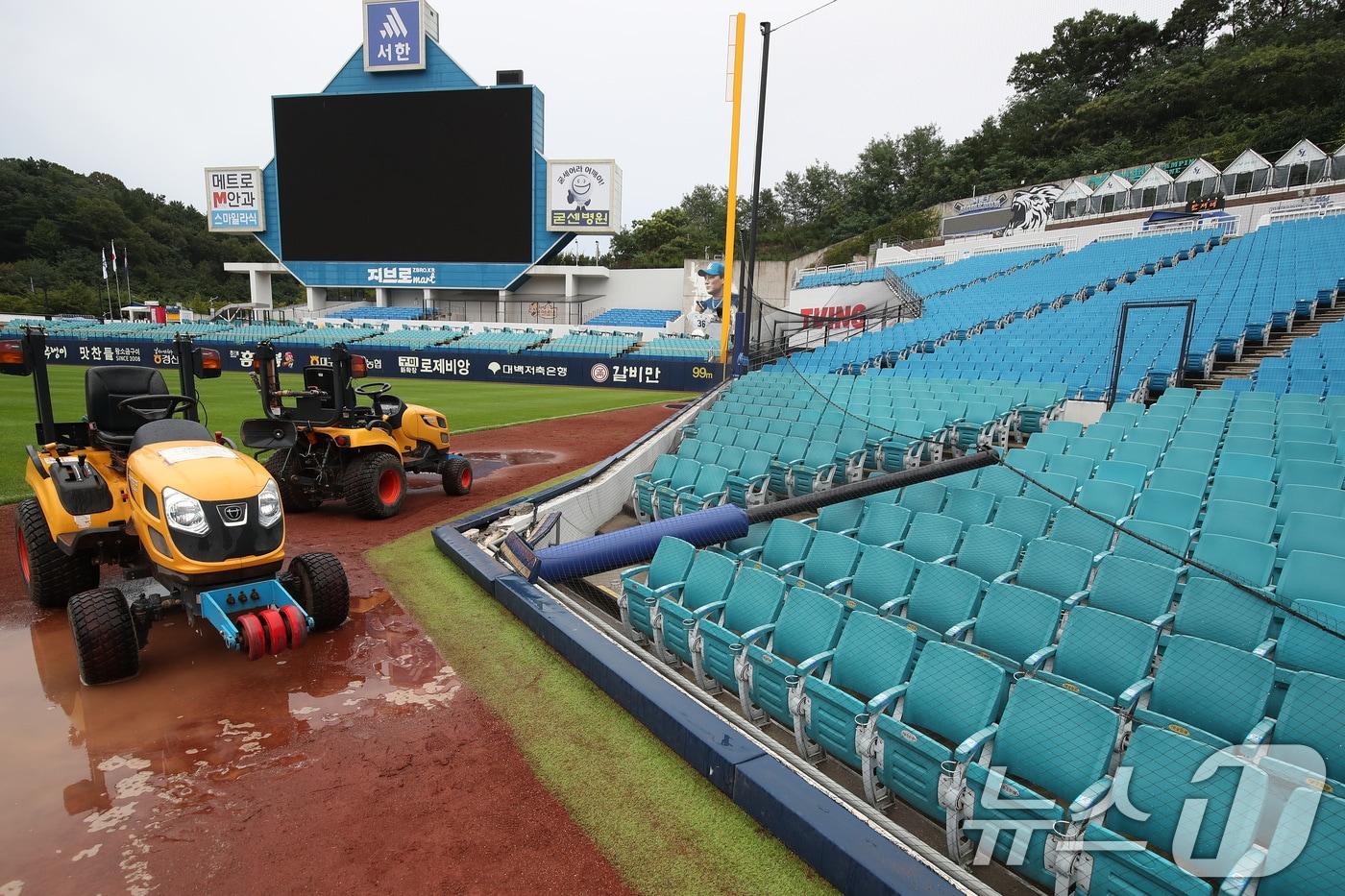 17일 오후 대구 삼성라이온즈파크에서 열릴 예정이었던 프로야구 '2025 신한 SOL뱅크 KBO 리그' 롯데 자이언츠와 삼성 라이온즈의 경기를 앞두고, 오후 4시 50분쯤 1루 익사이팅존 그물망 폴(기둥)이 관중석 방향으로 넘어져 경기가 취소됐다. 2025.9.17/뉴스1 ⓒ News1 공정식 기자