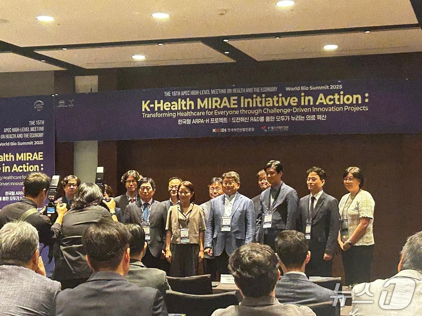 본문 이미지 -  17일 서울 중구 신라호텔에서 열린 세계바이오서밋 연계 한국형 ARPA-H 부대행사에서 선경 K-헬스미래추진단장&#40;가운데&#41; 등 주요 참가자들이 기념 사진을 찍고 있다. 2025.9.17/뉴스1 ⓒ News1 문대현 기자