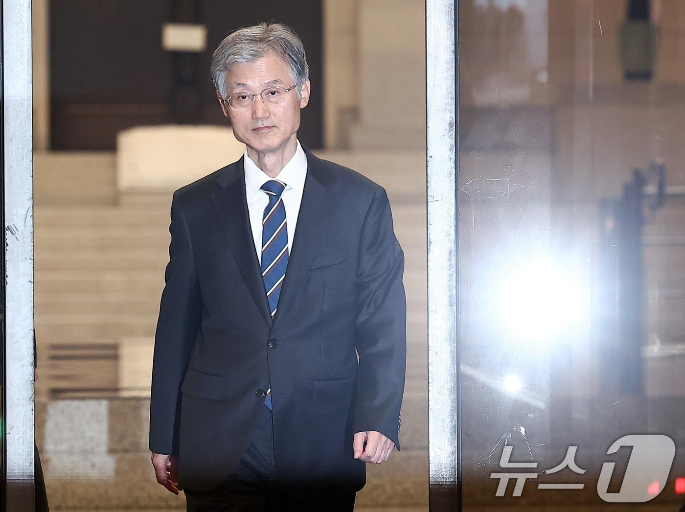 본문 이미지 - 조희대 대법원장이 17일 오후 서울 서초구 대법원 청사를 나서고 있다. 조 대법원장은 이날 한덕수 전 국무총리와 이재명 대통령의 공직선거법 위반 사건 처리를 논의했다는 의혹을 전면 부인했다. 2025.9.17/뉴스1 ⓒ News1 김성진 기자