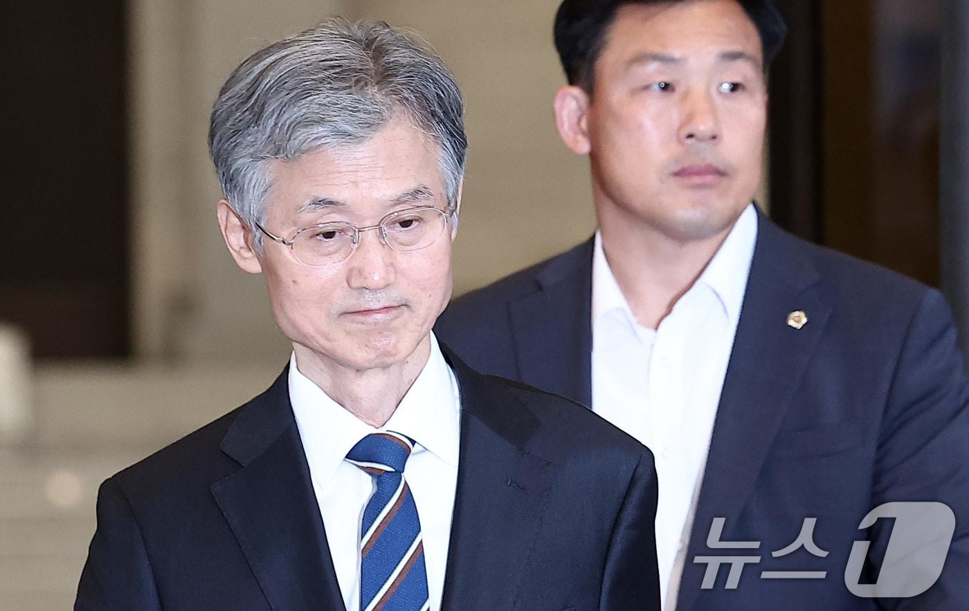 조희대 대법원장이 17일 오후 서울 서초구 대법원 청사를 나서고 있다. 조 대법원장은 이날 한덕수 전 국무총리와 이재명 대통령의 공직선거법 위반 사건 처리를 논의했다는 의혹을 전면 부인했다. ⓒ News1 김성진 기자