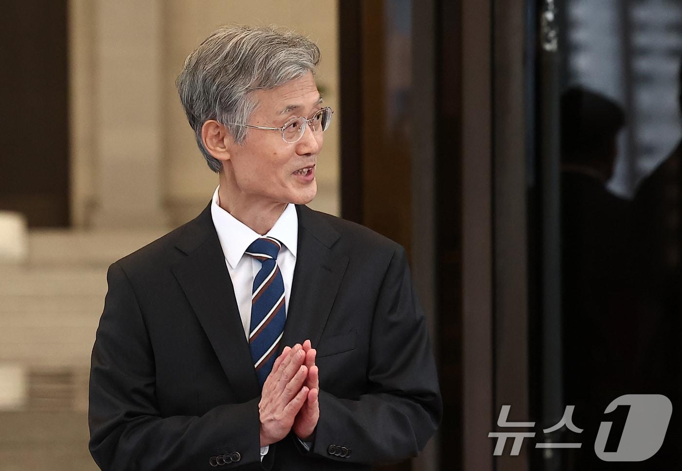 조희대 대법원장이 17일 오후 서울 서초구 대법원 청사를 나서고 있다. 조 대법원장은 이날 한덕수 전 국무총리와 이재명 대통령의 공직선거법 위반 사건 처리를 논의했다는 의혹을 전면 부인했다. 2025.9.17/뉴스1 ⓒ News1 김성진 기자