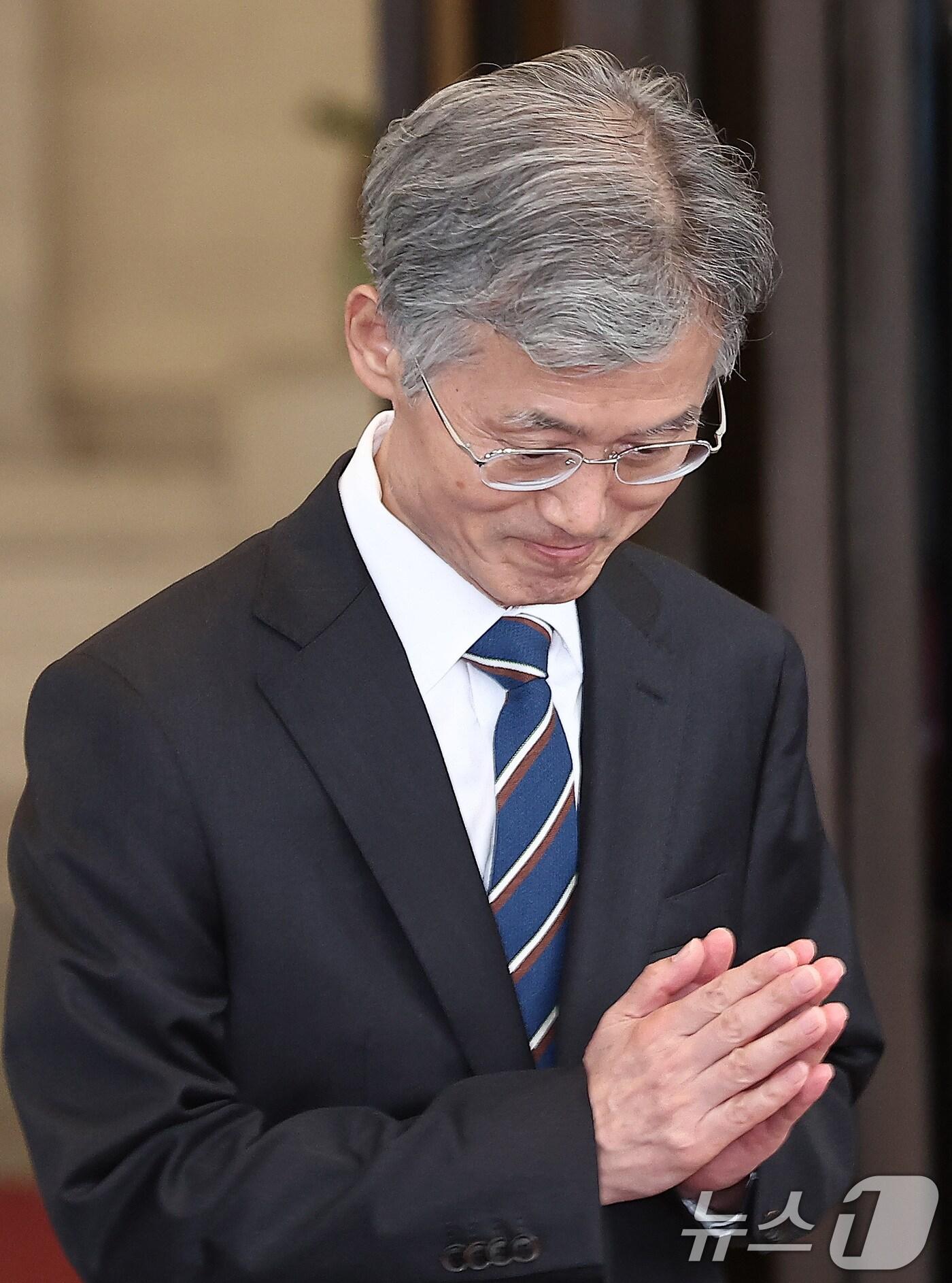 본문 이미지 - 조희대 대법원장이 17일 오후 서울 서초구 대법원 청사를 나서고 있다. 조 대법원장은 이날 한덕수 전 국무총리와 이재명 대통령의 공직선거법 위반 사건 처리를 논의했다는 의혹을 전면 부인했다. 2025.9.17/뉴스1 ⓒ News1 김성진 기자