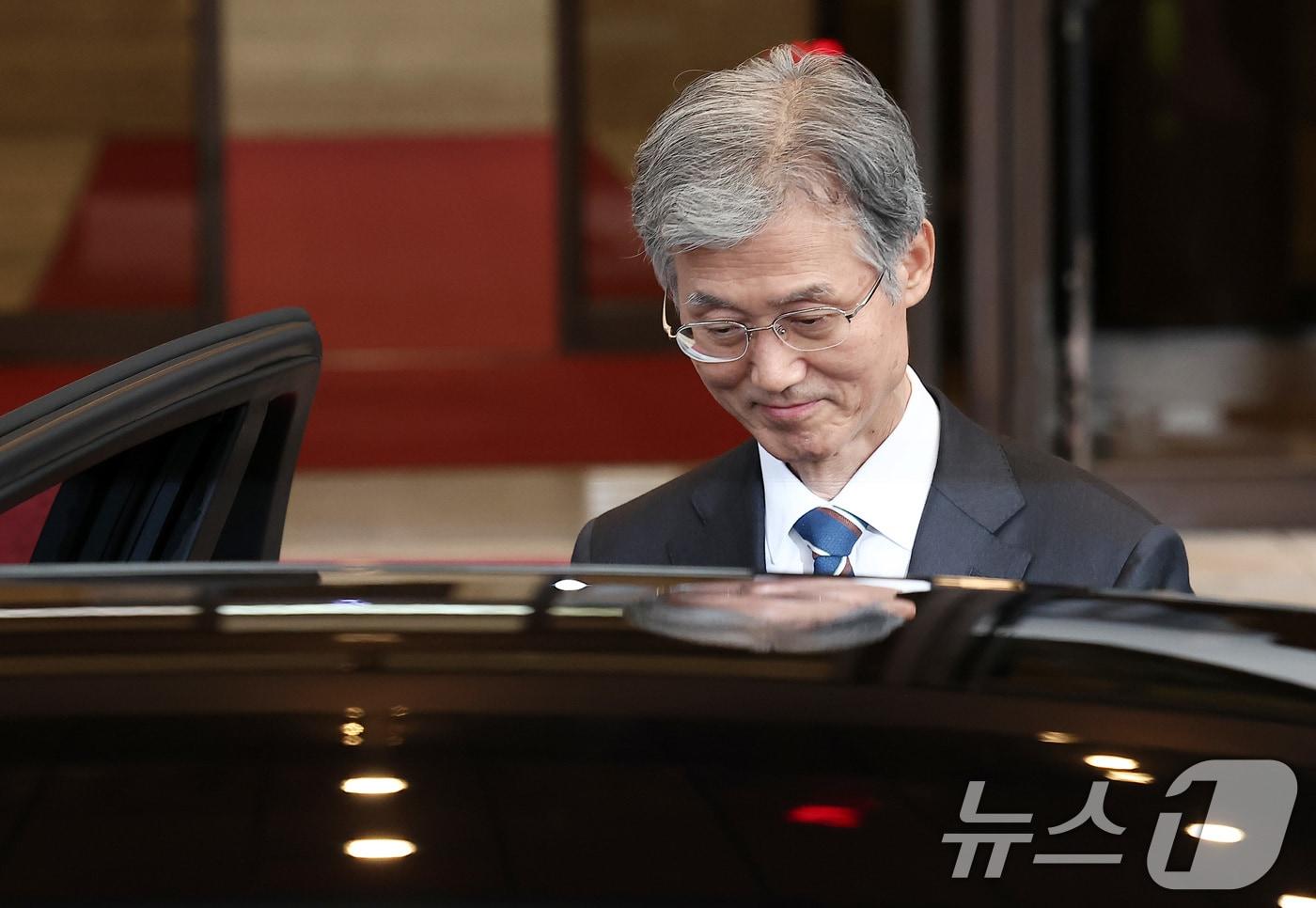 조희대 대법원장이 17일 오후 서울 서초구 대법원 청사를 나서고 있다. 조 대법원장은 이날 한덕수 전 국무총리와 이재명 대통령의 공직선거법 위반 사건 처리를 논의했다는 의혹을 전면 부인했다. 2025.9.17/뉴스1 ⓒ News1 김성진 기자