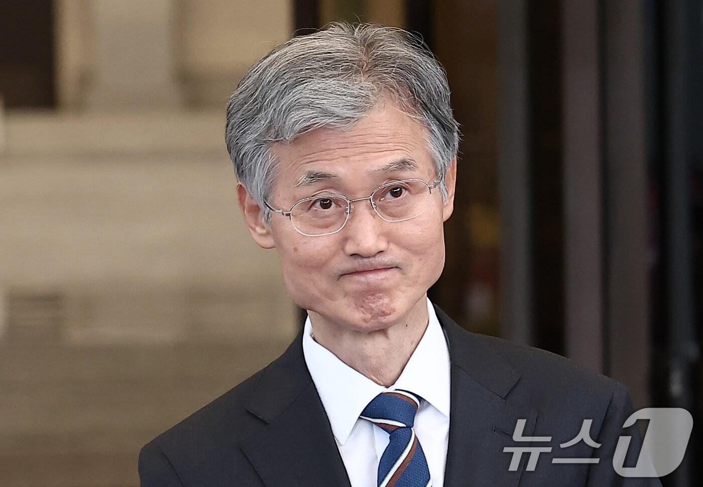 조희대 대법원장이 17일 오후 서울 서초구 대법원 청사를 나서고 있다. 조 대법원장은 이날 한덕수 전 국무총리와 이재명 대통령의 공직선거법 위반 사건 처리를 논의했다는 의혹을 전면 부인했다. 2025.9.17/뉴스1 ⓒ News1 김성진 기자