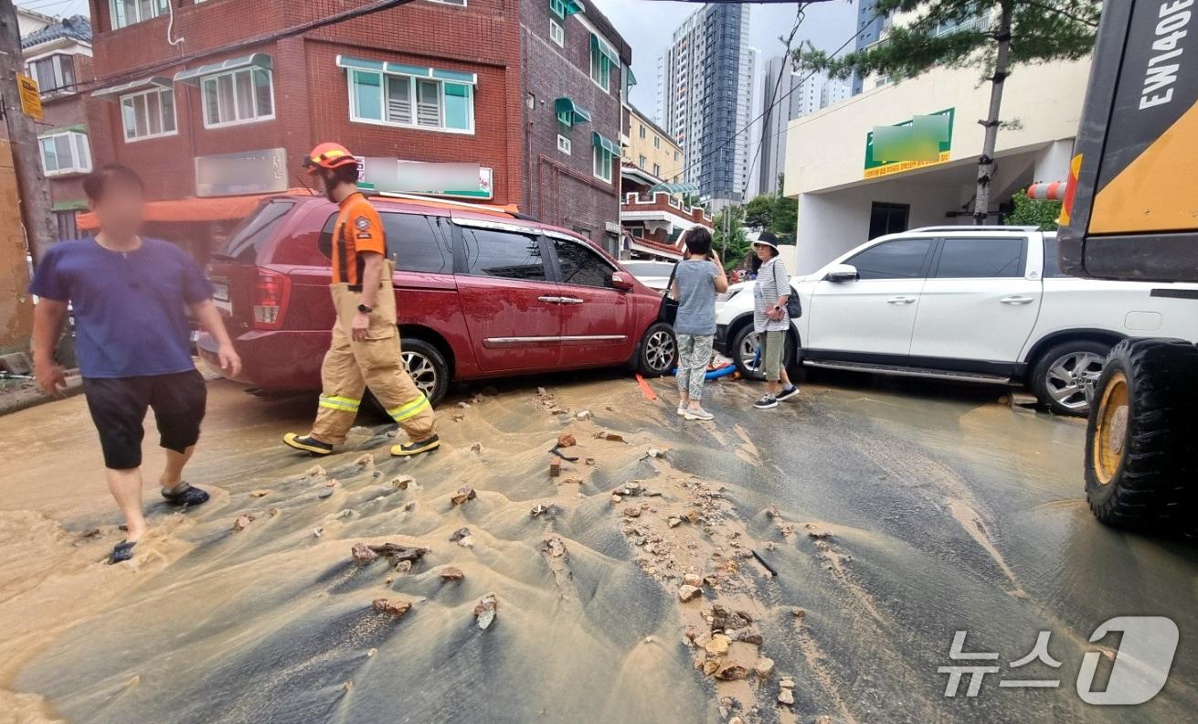 본문 이미지 - 17일 오후 4시10분경 대전 서구 도마동의 한 아파트 신축 공사 현장에서 폭우로 인해 저류조와 하수관을 막아 놓은 임시 둑이 무너져 이면도로가 침수된 모습. (대전소방본부 제공. 재판매 및 DB금지) 2025.9.17/뉴스1