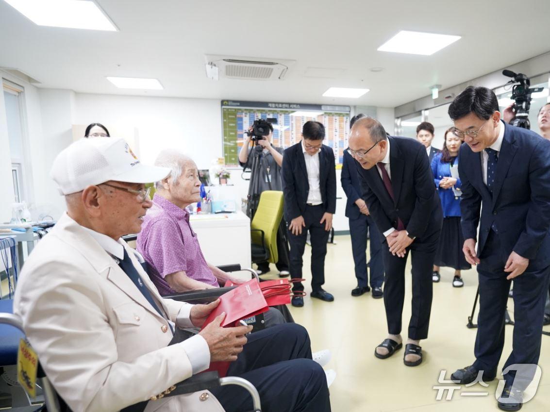 본문 이미지 - 한국보훈복지의료공단과 국립공원공단이 지난 16일 원주보훈요양원에서 광복 80주년 기념 협업 행사를 함께 열었다. &#40;한국보훈복지의료공단 제공. 재판매 및 DB금지&#41; 2025.9.17/뉴스1