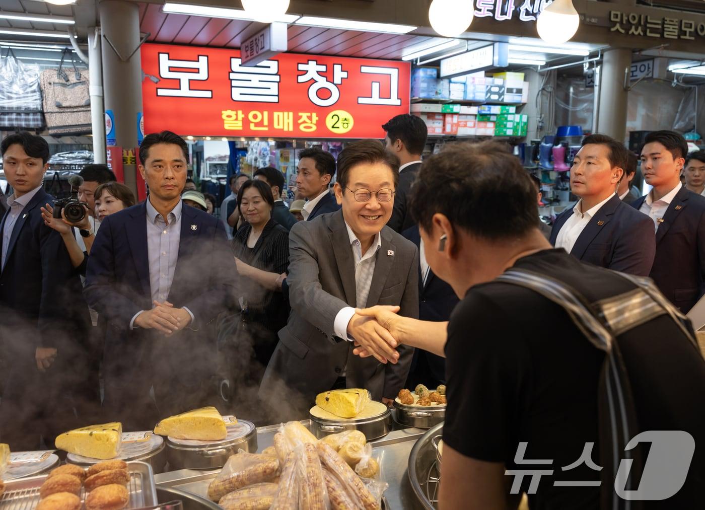 본문 이미지 - 이재명 대통령이 17일 성남시 태평동 현대시장을 방문해 상인들과 인사하고 있다. &#40;대통령실 제공. 재판매 및 DB 금지&#41; 2025.9.17/뉴스1 ⓒ News1 허경 기자