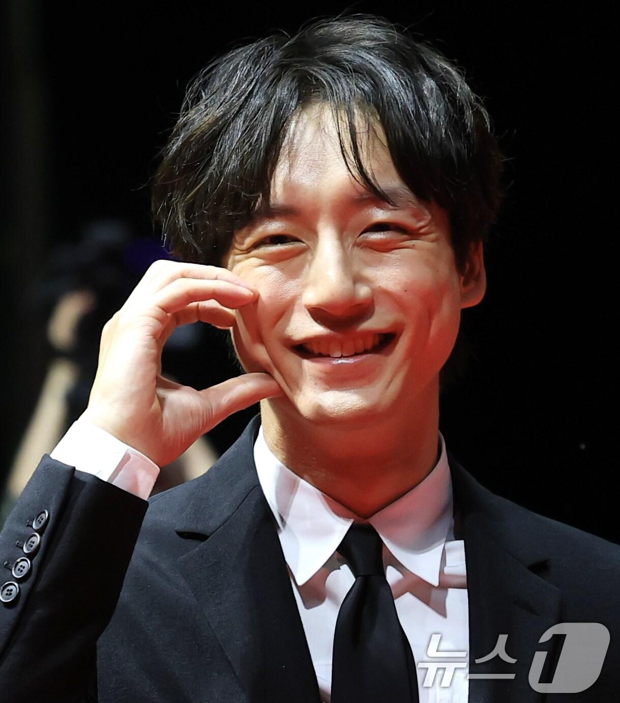 본문 이미지 - 배우 사카구치 켄타로가 17일 오후 부산 해운대구 영화의전당에서 열린 ‘제30회 부산국제영화제’(BIFF) 개막식에 참석해 레드카펫을 밟고 있다. 2025.9.17/뉴스1 ⓒ News1 권현진 기자