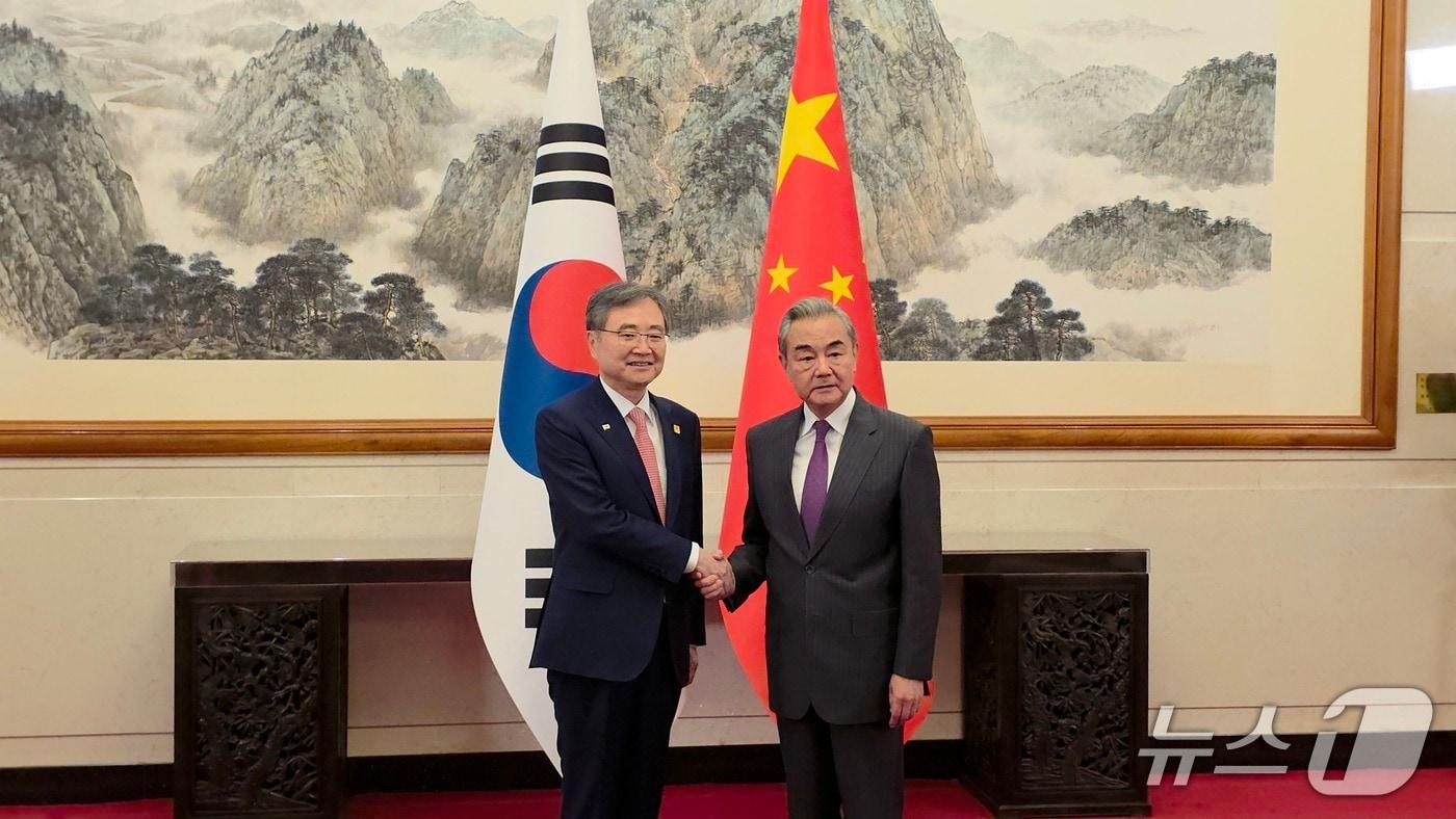 조현 외교부장관과 왕이 중국 외교부장이 17일 베이징 댜오위타이 국빈관에서 악수를 하고 있다. &#40;베이징특파원 공동취재단&#41;