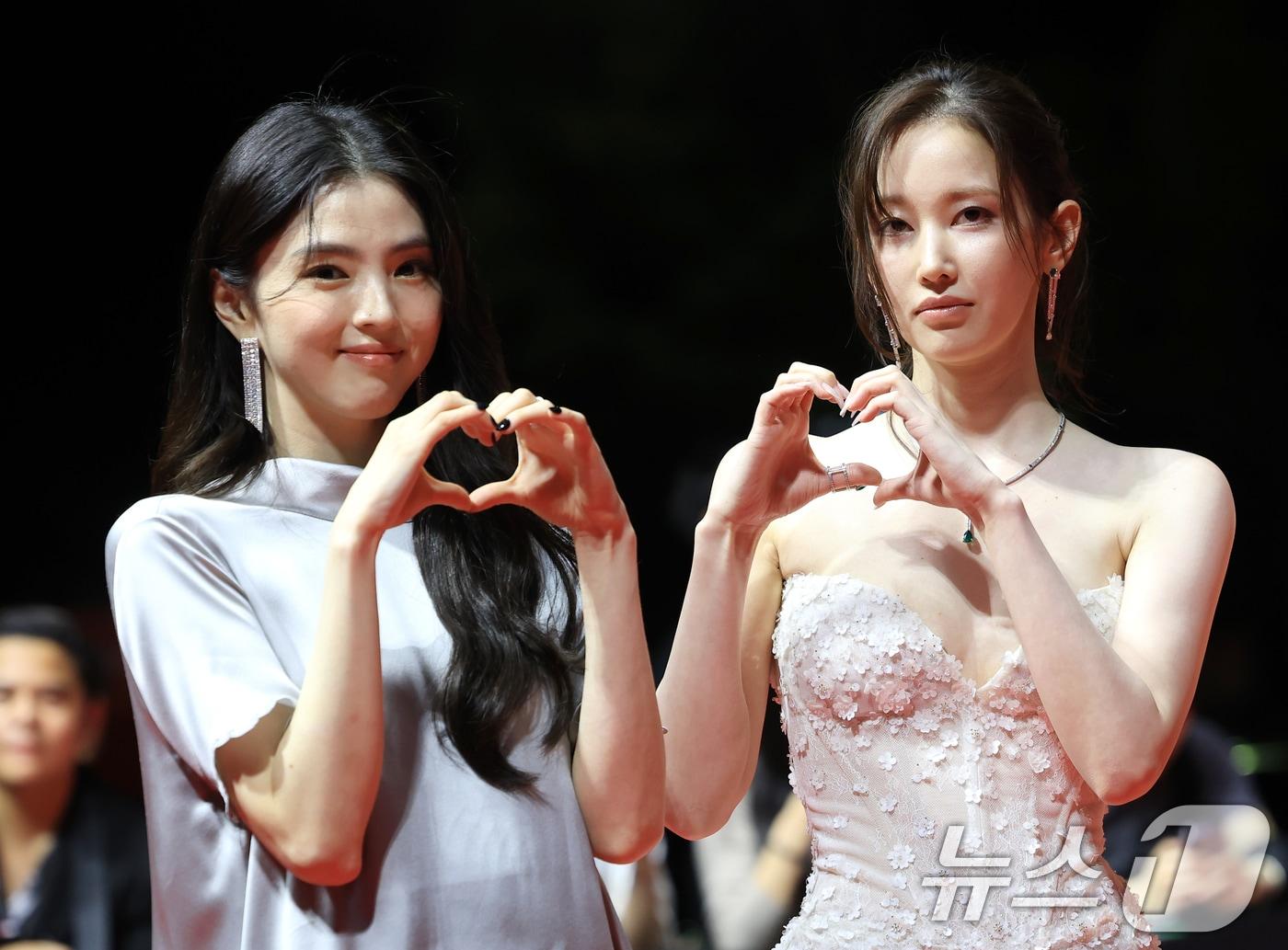 본문 이미지 - 연예계 절친인 배우 한소희와 전종서&#40;오른쪽&#41;가 부산영화제를 찾았다. ⓒ News1 권현진 기자