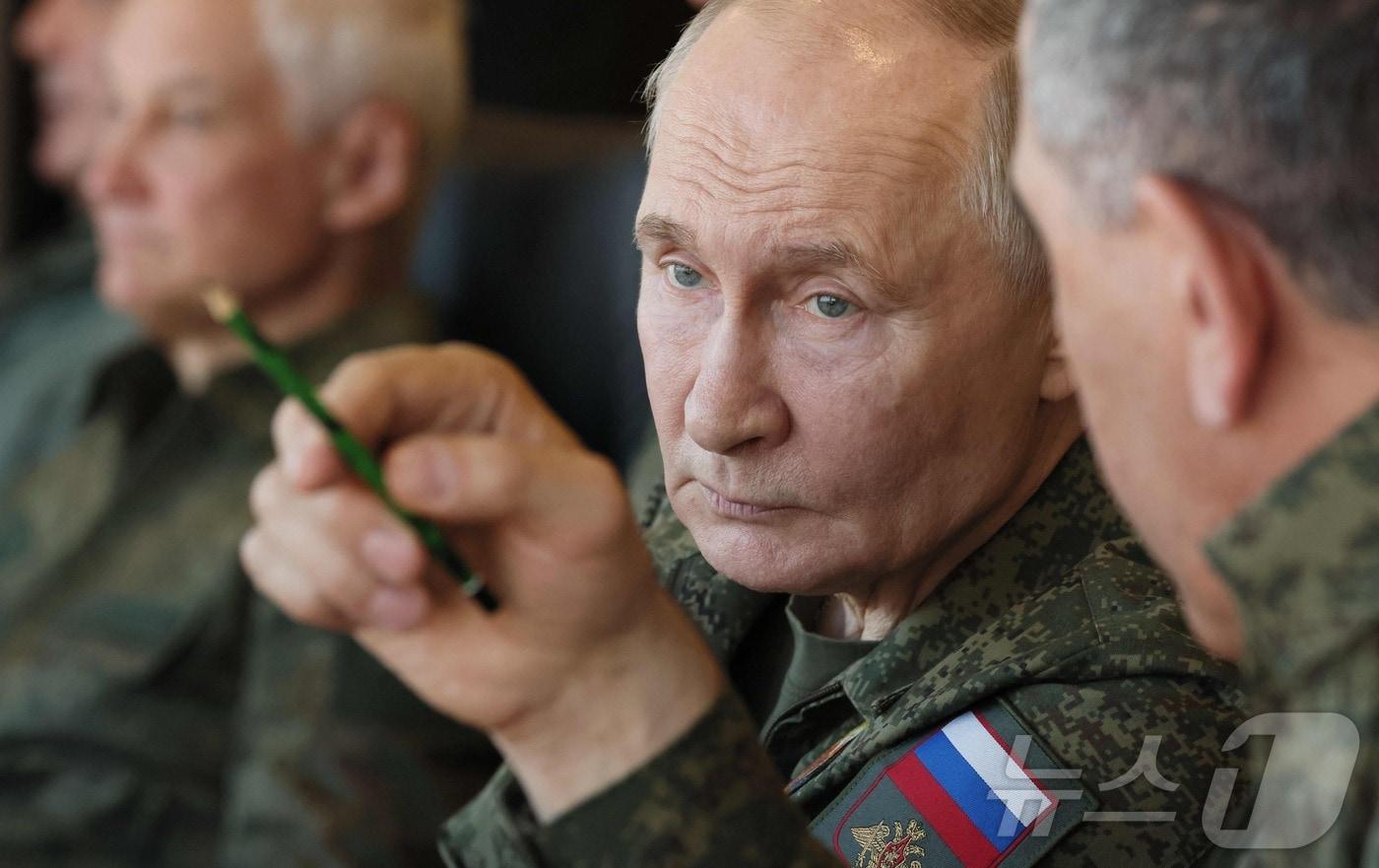 블라디미르 푸틴 러시아 대통령이 9월 16일&#40;현지시간&#41; 니즈니노브고로드주 훈련장에서 열린 러시아-벨라루스 합동 군사훈련 &#39;자파드-2025&#39;를 시찰했다. 2025.09.16 ⓒ AFP=뉴스1 ⓒ News1 이지예 객원기자