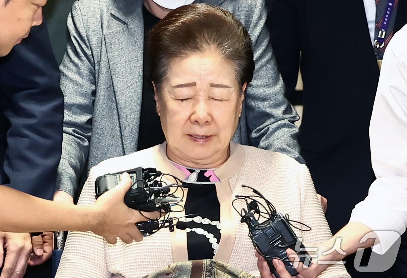 본문 이미지 - 불법 정치 자금 제공 혐의를 받는 한학자 통일교 총재가 17일 오후 서울 종로구 김건희 특검팀&#40;특별검사 민중기&#41; 사무실에서 나오고 있다. 2025.9.17/뉴스1 ⓒ News1 김민지 기자