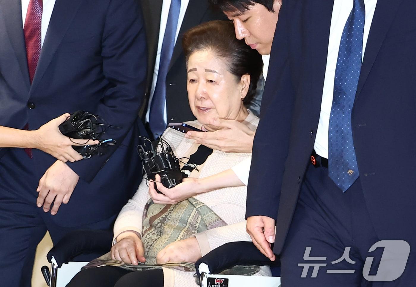 불법 정치 자금 제공 혐의를 받는 한학자 통일교 총재가 17일 오후 서울 종로구 김건희 특검팀&#40;특별검사 민중기&#41; 사무실에서 나오고 있다. 2025.9.17/뉴스1 ⓒ News1 김민지 기자