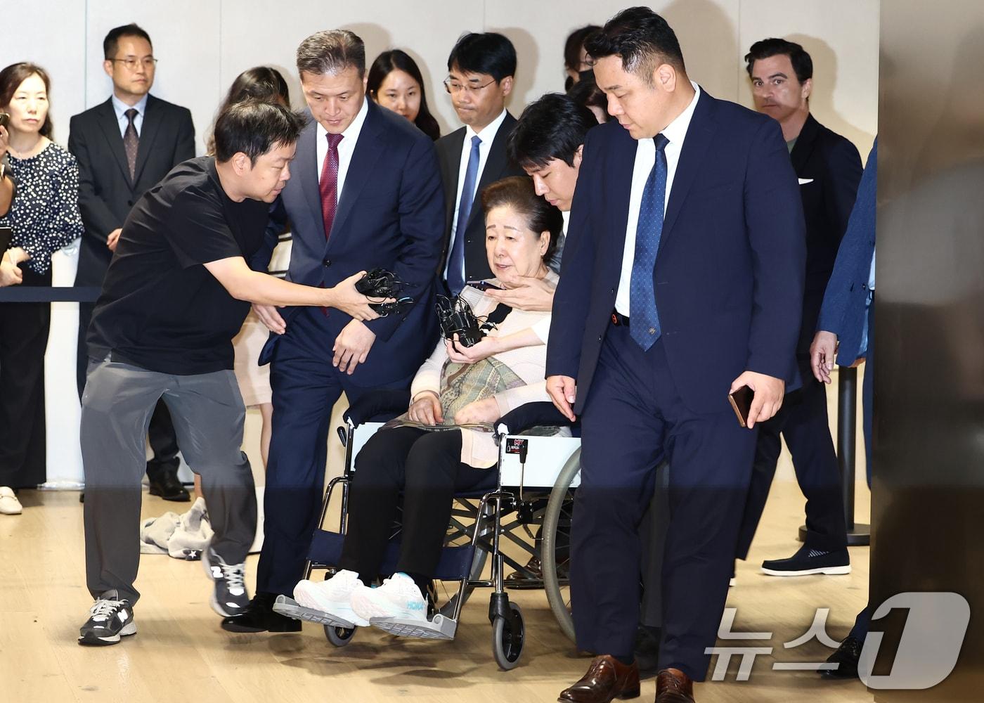 본문 이미지 - 불법 정치 자금 제공 혐의를 받는 한학자 통일교 총재가 지난 17일 오후 서울 종로구 김건희 특검팀(특별검사 민중기) 사무실에서 나오고 있다. 2025.9.17/뉴스1 ⓒ News1 김민지 기자