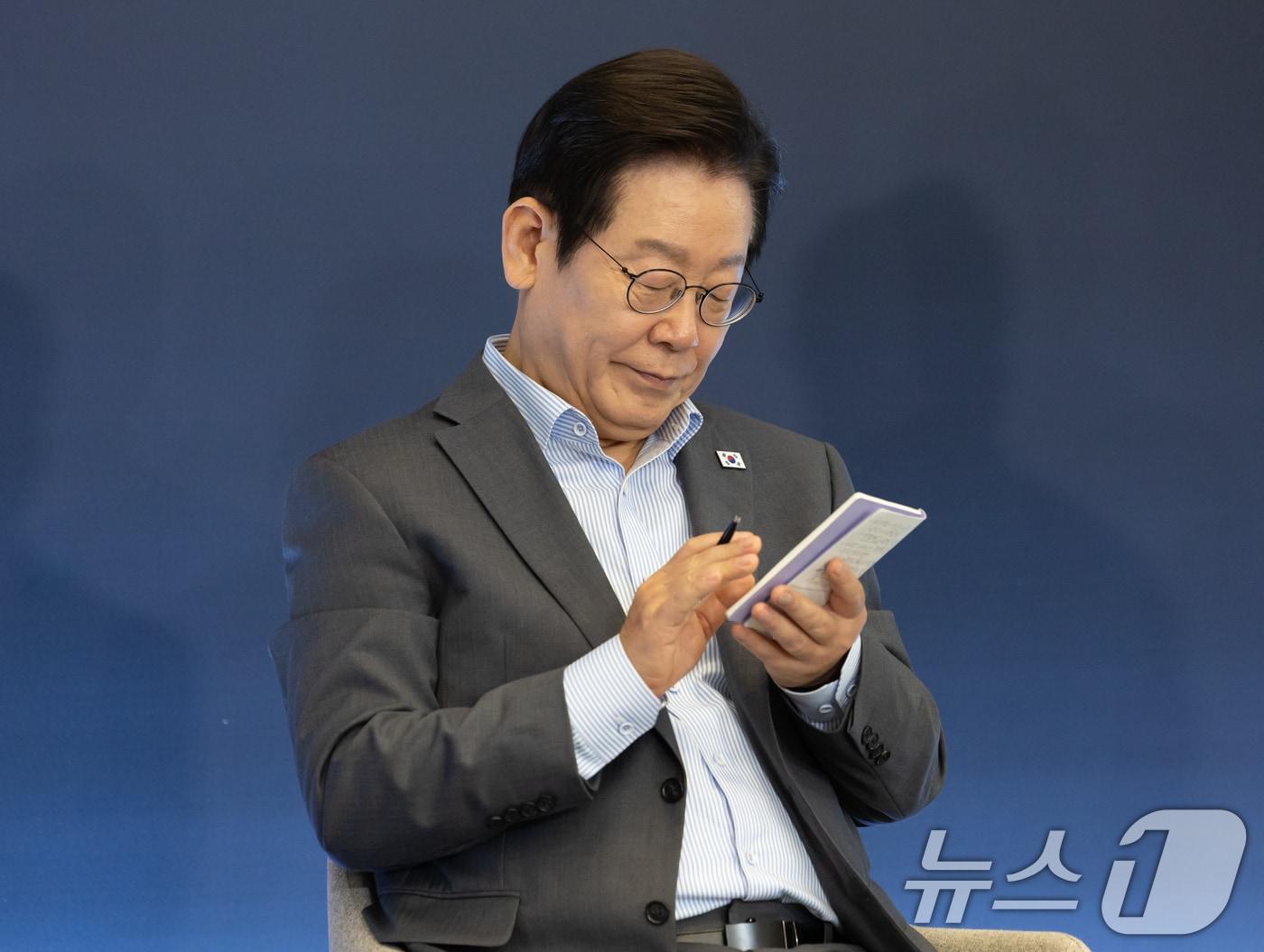 본문 이미지 - 이재명 대통령이 17일 경기도 성남시 스타트업 스퀘어에서 열린 청년 스타트업 상상콘서트에서 메모하고 있다. &#40;대통령실 제공. 재판매 및 DB 금지&#41; 2025.9.17/뉴스1 ⓒ News1 허경 기자