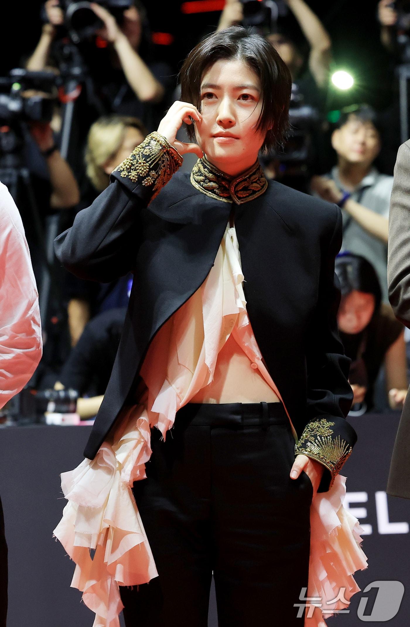 본문 이미지 - 배우 심은경이 17일 오후 부산 해운대구 영화의전당에서 열린 ‘제30회 부산국제영화제’&#40;BIFF&#41; 개막식에 참석해 인사를 하고 있다. 2025.9.17/뉴스1 ⓒ News1 권현진 기자