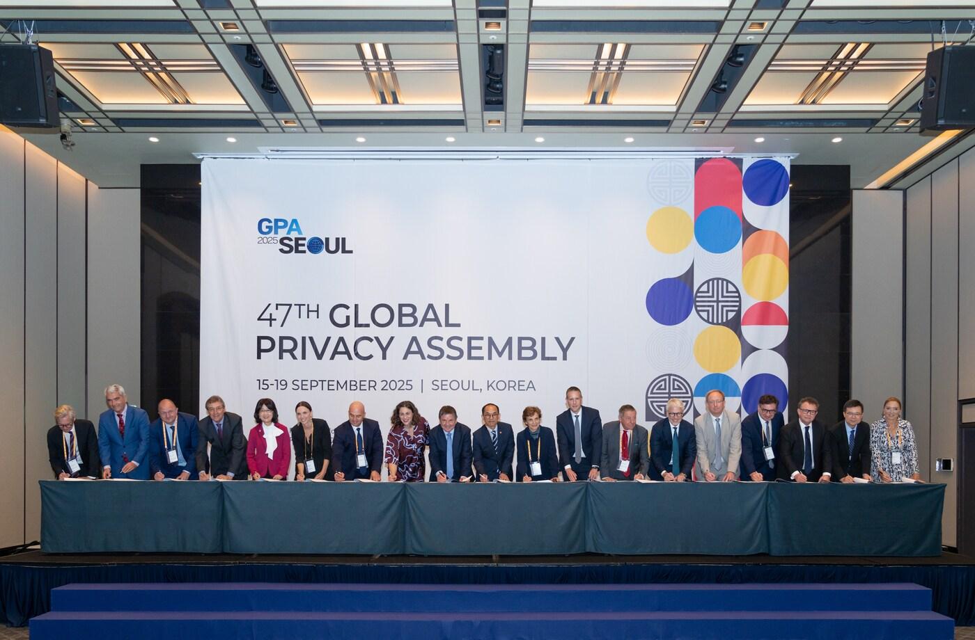 고학수 개인정보보호위원회 위원장(오른쪽에서 10번째)이 17일 서울 용산구 그랜드 하얏트 서울에서 열린 'AI 혁신 위한 프라이버시 공동 선언문' 확대 행사에서 공동 선언문에 서명을 하고 있다.(개인정보위 제공)