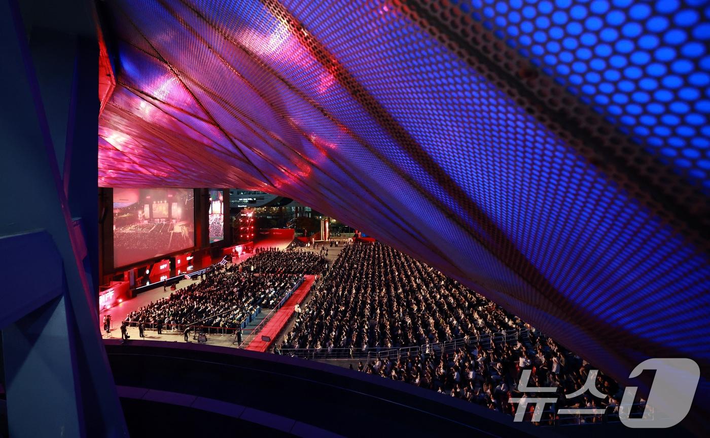 17일 오후 부산 해운대구 영화의전당에서 ‘제30회 부산국제영화제’(BIFF) 개막식이 열리고 있다. 올해부터 경쟁 영화제로 전환한 부산국제영화제의 개막작은 박찬욱 감독의 영화 '어쩔수가없다'이며 폐막작은 경쟁 부문 대상 수상작이 상영된다. 64개국 241편의 영화가 26일까지 팬과 만날 예정이다. 2025.9.17/뉴스1 ⓒ News1 권현진 기자