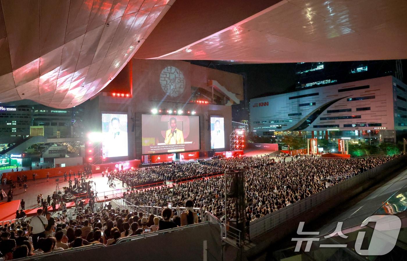 17일 오후 부산 해운대구 영화의전당에서 ‘제30회 부산국제영화제’(BIFF) 개막식이 열리고 있다. 올해부터 경쟁 영화제로 전환한 부산국제영화제의 개막작은 박찬욱 감독의 영화 '어쩔수가없다'이며 폐막작은 경쟁 부문 대상 수상작이 상영된다. 64개국 241편의 영화가 26일까지 팬과 만날 예정이다. 2025.9.17/뉴스1 ⓒ News1 권현진 기자