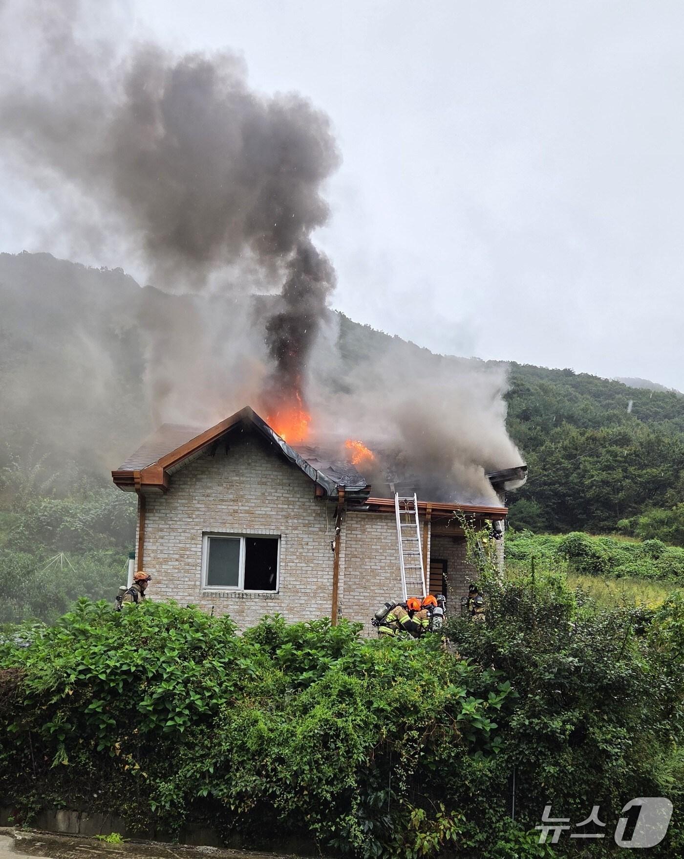 본문 이미지 -  옥천군 안내면 용촌리의 한 주택에서 불이났다.(옥천소방서 제공, 재판매 및 DB금지)/뉴스1