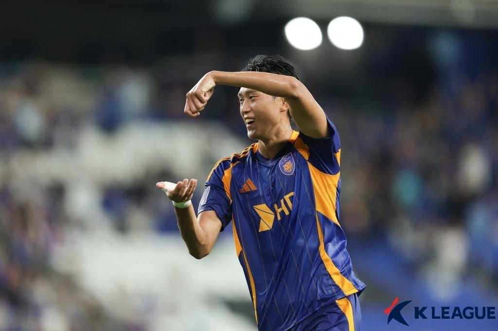 본문 이미지 - 울산HD 허율이 17일 열린 청두 룽청과의 2025-26 AFC 챔피언스리그 엘리트 리그 스테이지 1차전에서 후반 50분 결승 골을 터뜨려 2-1 승리를 이끌었다. (한국프로축구연맹 제공)