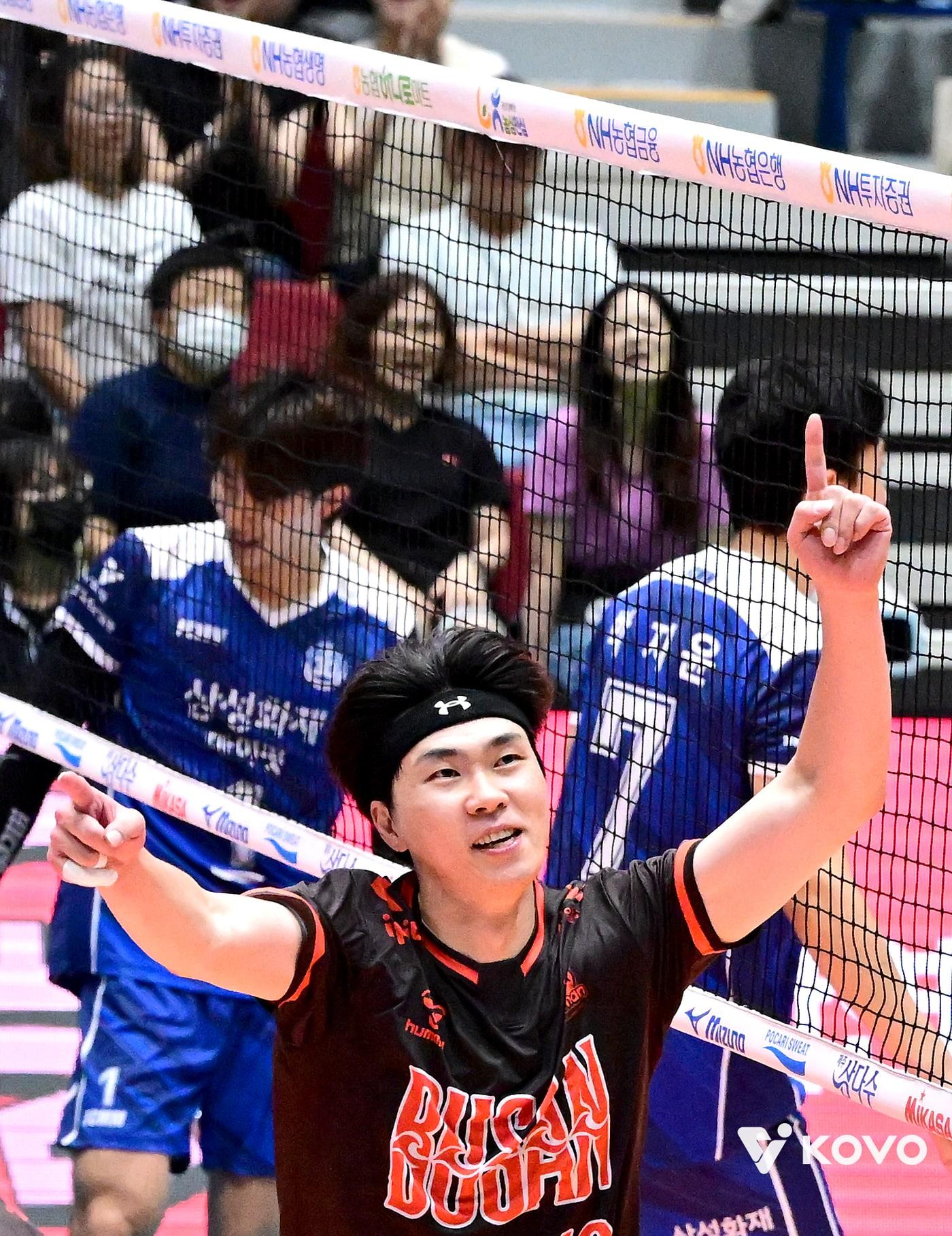 본문 이미지 - OK저축은행의 전광인. (KOVO 제공)