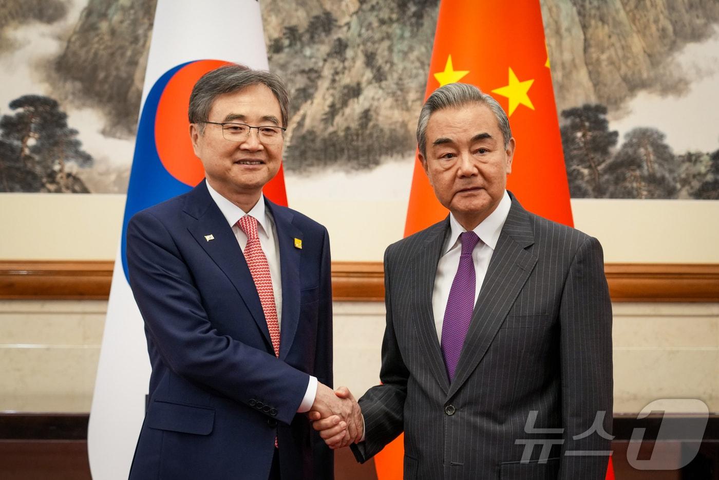 조현 외교부 장관이 17일&#40;현지시간&#41; 오후 베이징 댜오위타이에서 열린 한·중 외교장관회담에서 왕이 중국공산당 외사판공실 주임 겸 외교부장과 악수를 하고 있다. &#40;외교부 제공. 재판매 및 DB금지&#41; 2025.9.17/뉴스1 ⓒ News1 김민지 기자