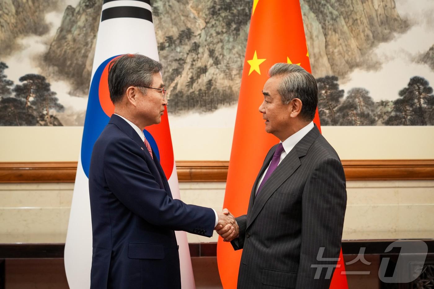 조현 외교부 장관이 17일&#40;현지시간&#41; 오후 베이징 댜오위타이에서 열린 한·중 외교장관회담에서 왕이 중국공산당 외사판공실 주임 겸 외교부장과 악수를 하고 있다. &#40;외교부 제공. 재판매 및 DB금지&#41; 2025.9.17/뉴스1 ⓒ News1 김민지 기자