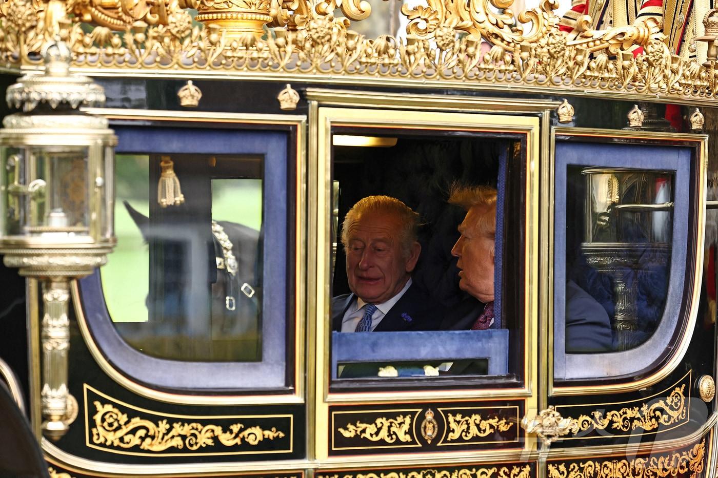 영국을 국빈 방문한 도널드 트럼프 미국 대통령이 17일&#40;현지시간&#41; 찰스 3세 국왕과 함께 &#39;아일랜드 국가 마차&#39;를 타고 윈저성으로 이동하고 있다. 2025.9.17. ⓒ 로이터=뉴스1