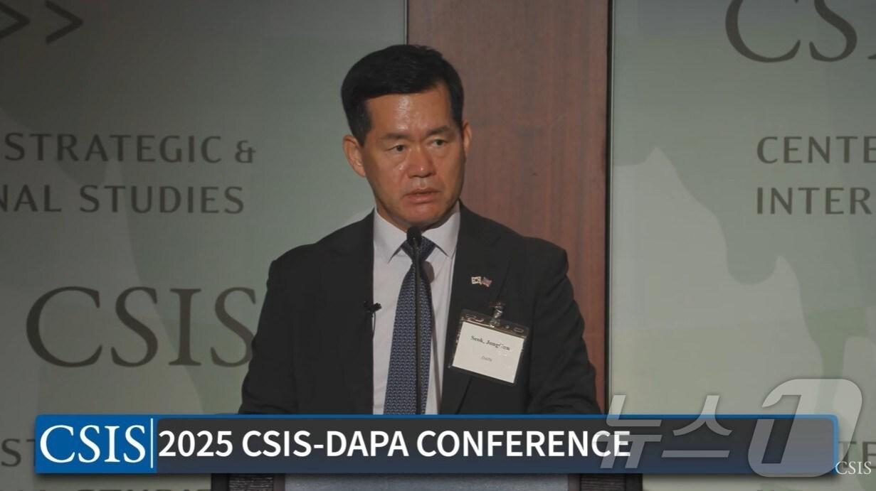 본문 이미지 - 석종건 방위사업청장이 17일&#40;현지시간&#41; 미국 워싱턴DC에서 열린 \&#39;CSIS&#40;전략국제문제연구소&#41;-DAPA&#40;방위사업청&#41; 콘퍼런스\&#39;에서 기조연설을 하고 있다.&#40;CSIS 방송캡처, 재판매 및 DB금지&#41; ⓒ News1 류정민 특파원