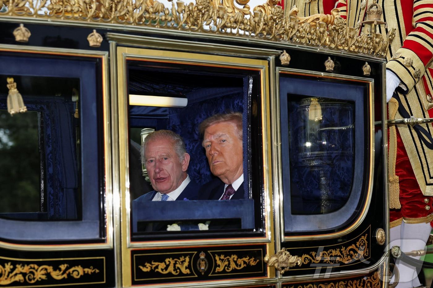 찰스3세 영국 국왕과 도널드 트럼프 미국 대통령이 17일&#40;현지시간&#41; 마차를 타고 영국 버크셔주 소재 윈저성으로 향하고 있다. 2025.09.17. ⓒ 로이터=뉴스1 ⓒ News1 류정민 특파원