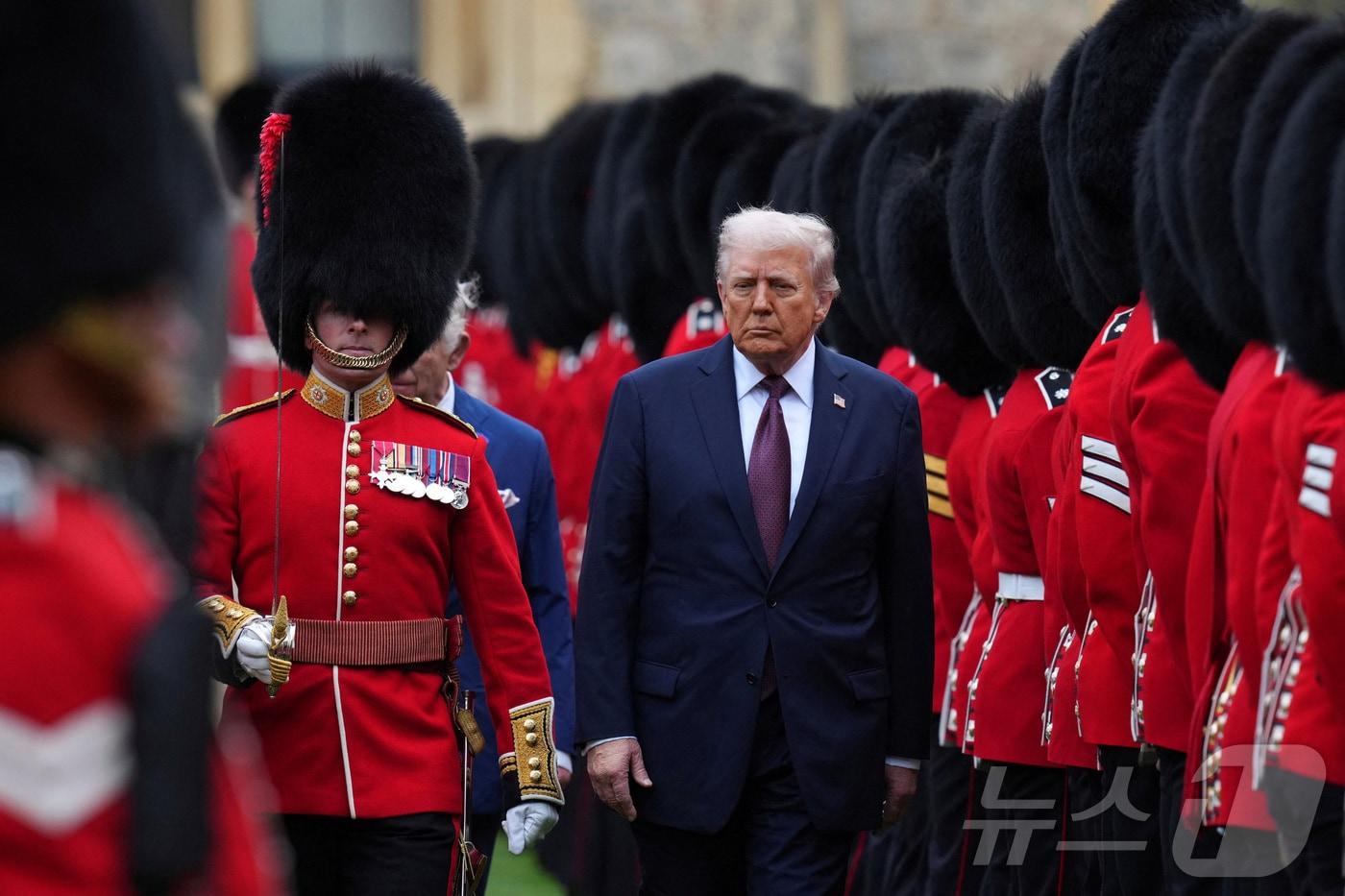 도널드 트럼프 미국 대통령이 17일&#40;현지시간&#41; 영국 윈저성에 도착한 후 의장대를 사열하고 있다. 2025.09.17. ⓒ 로이터=뉴스1 ⓒ News1 류정민 특파원