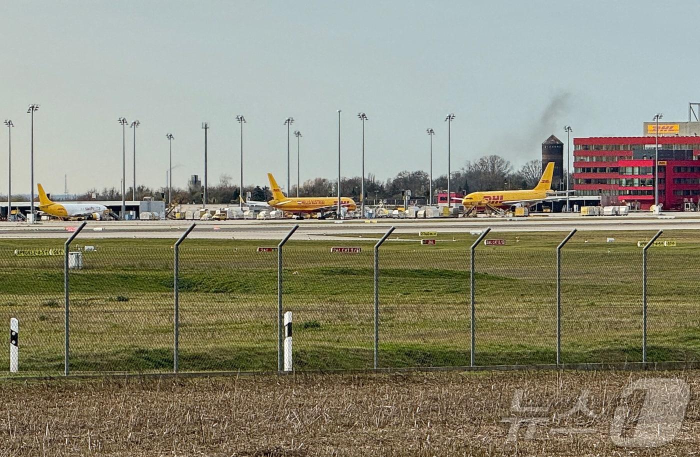 지난 2024년 11월 25일(현지시간) 독일 라이프치히 할레 공항에 주차된 DHL 화물기. 2024.11.25 ⓒ 로이터=뉴스1 ⓒ News1 김지완 기자