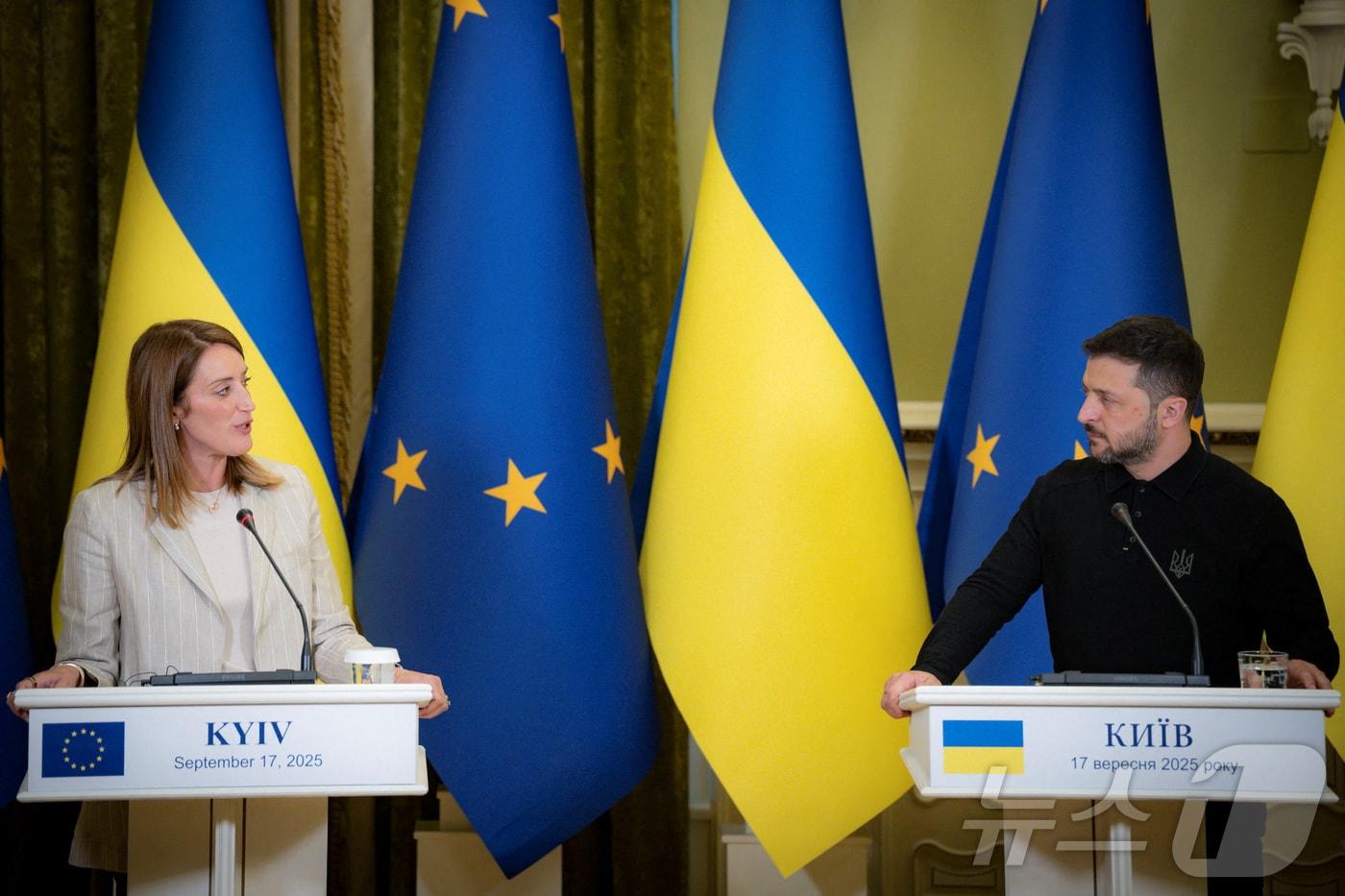 17일&#40;현지시간&#41; 볼로디미르 젤렌스키 우크라이나 대통령&#40;오른쪽&#41;과 로베르타 메촐라 유럽의회 의장이 키이우에서 공동 기자회견을 하고 있다. 사진은 우크라이나 대통령실 제공. 2025.09.17 ⓒ 로이터=뉴스1 ⓒ News1 김지완 기자