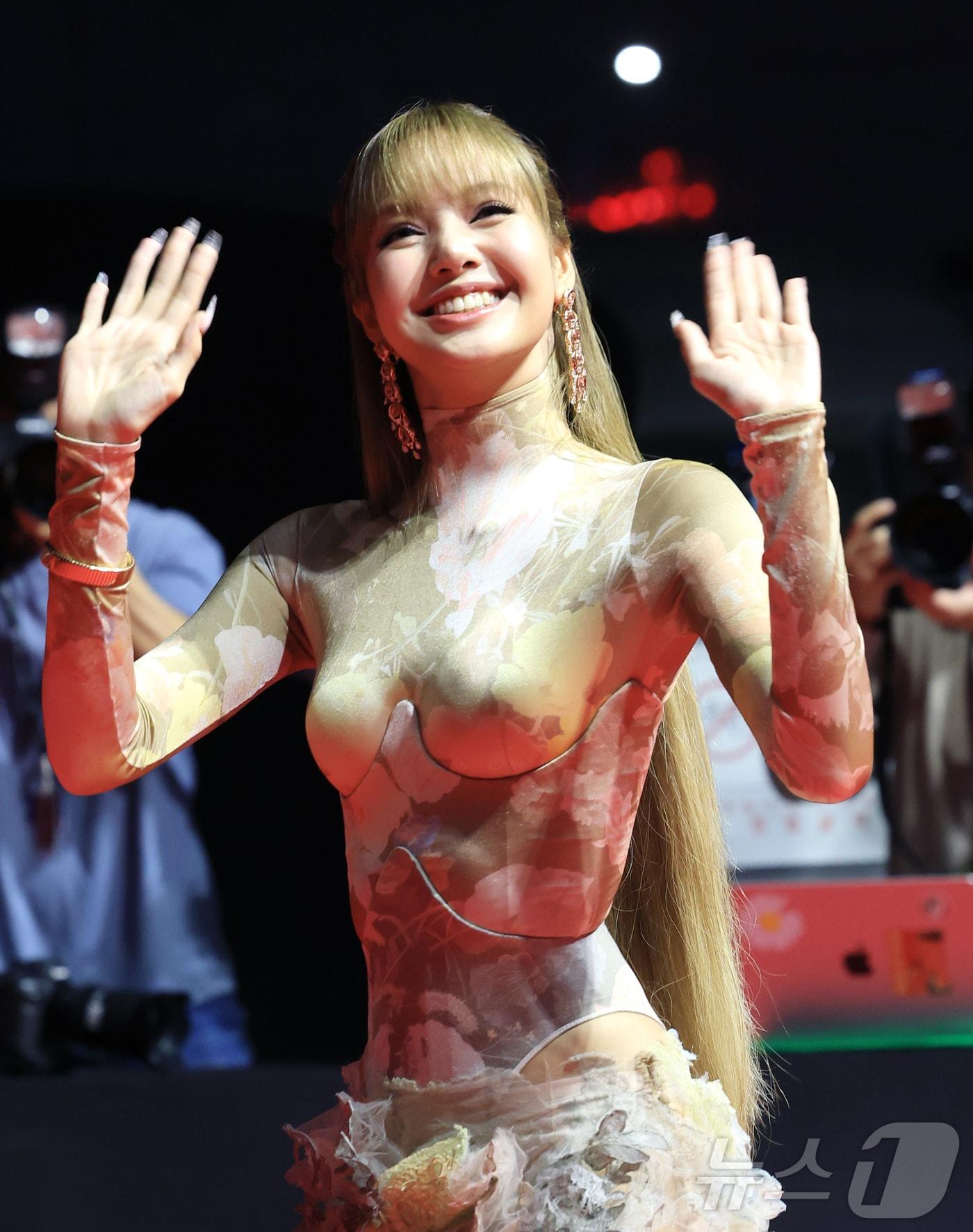 본문 이미지 - 블랙핑크 리사가 17일 오후 부산 해운대구 영화의전당에서 열린 ‘제30회 부산국제영화제’&#40;BIFF&#41; 개막식에 참석해 포즈를 취하고 있다. 2025.9.18/뉴스1 ⓒ News1 권현진 기자