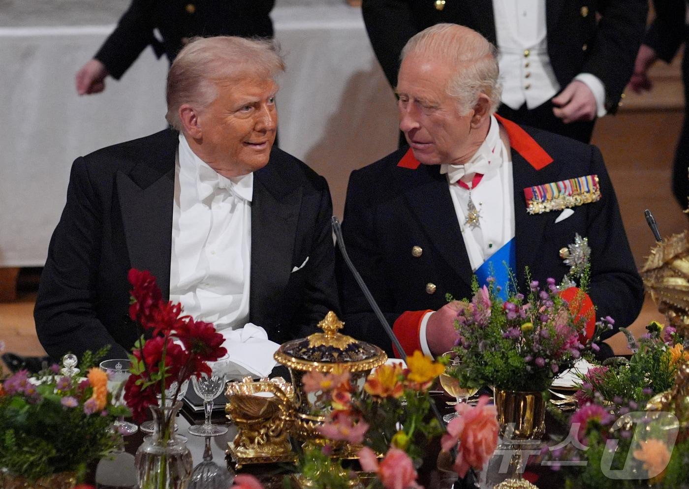 17일&#40;현지시간&#41; 찰스 3세 영국 국왕&#40;오른쪽&#41;과 국빈 방문중인 도널드 트럼프 미국 대통령이 영국 버크셔 윈저성에서 열린 국빈 만찬에서 대화를 나누고 있다. 2025.09.17 ⓒ 로이터=뉴스1 ⓒ News1 김지완 기자