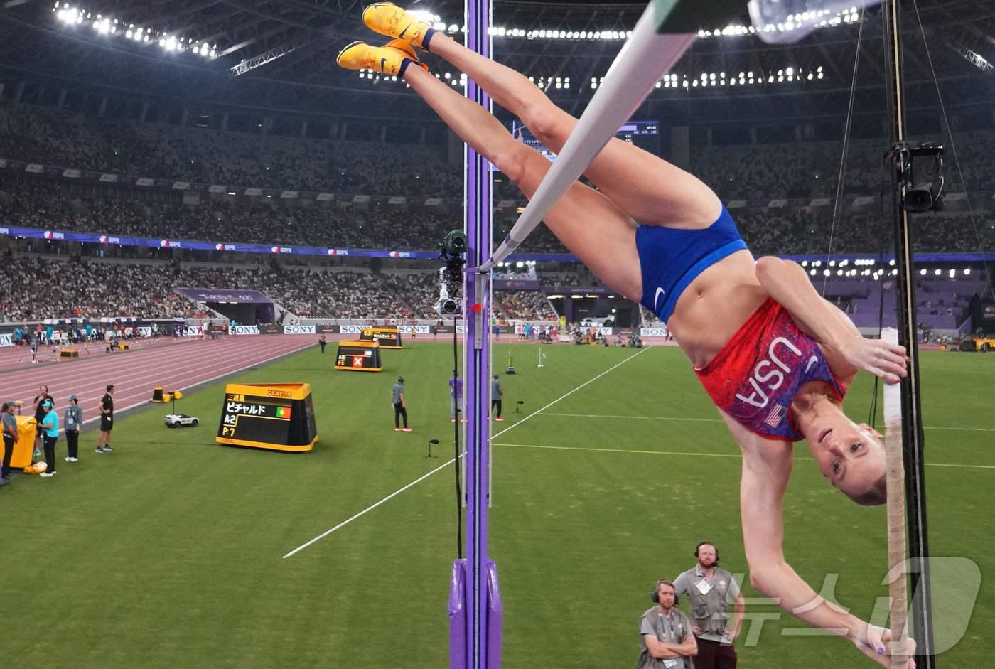미국의 케이티 문이 세계육상선수권 장대높이뛰기 3연패를 달성했다. ⓒ AFP=뉴스1