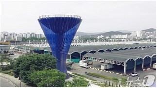 본문 이미지 -  가락시장 정수탑에 설치된 '비의 장막'. (서울시 제공) 