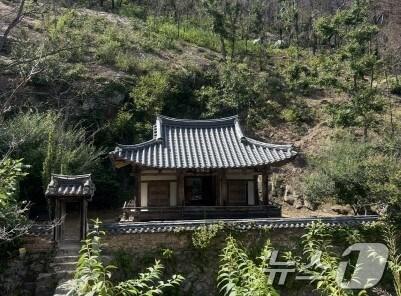 본문 이미지 - 지난 3월 대형 산불로 원림이 전소됐던 경북 안동시 만휴정 일대 정비공사가 마무리돼 오는 25일 다시 개방된다. (안동시 제공. 재판매 및 DB금지)/뉴스1