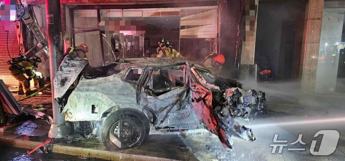 18일 오전 1시53분쯤 경북 포항시 북구 상원동의  도로에서 전기택시가 건물 외벽과 충돌한 후 불이 나 70대 운전자 숨졌다.(경북소방본부 제공. 재판매 및 DB금지)