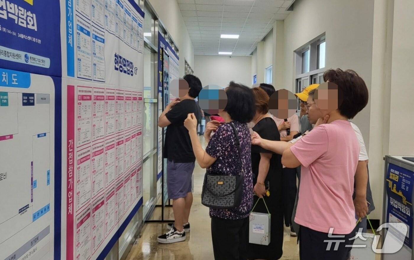 지난 16일 열린 충북 증평군 일자리 이음 취업박람회에서 구직자들이 기업 채용 정보를 살펴보고 있다.&#40;증평군 제공, 재판매 및 DB금지&#41;/뉴스1