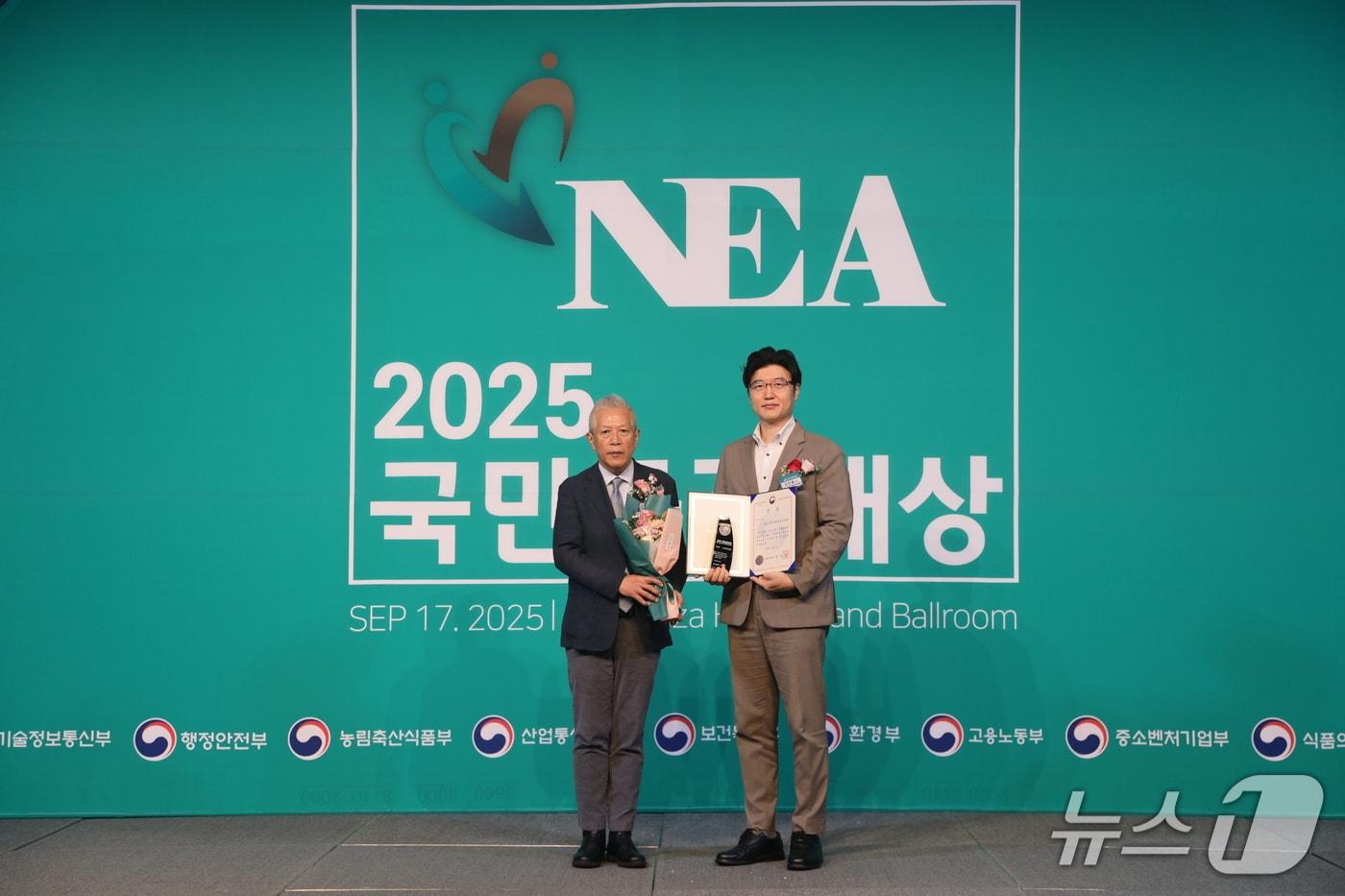 제 8회 2025 국민공감대상 시상식에서 중소기업기술정보진흥원 김민철 홍보팀장&#40;오른쪽&#41;이 중소벤처기업부 장관상을 수상하고 있다. &#40;중소기업기술정보진흥원 제공. 재판매 및 DB금지&#41;