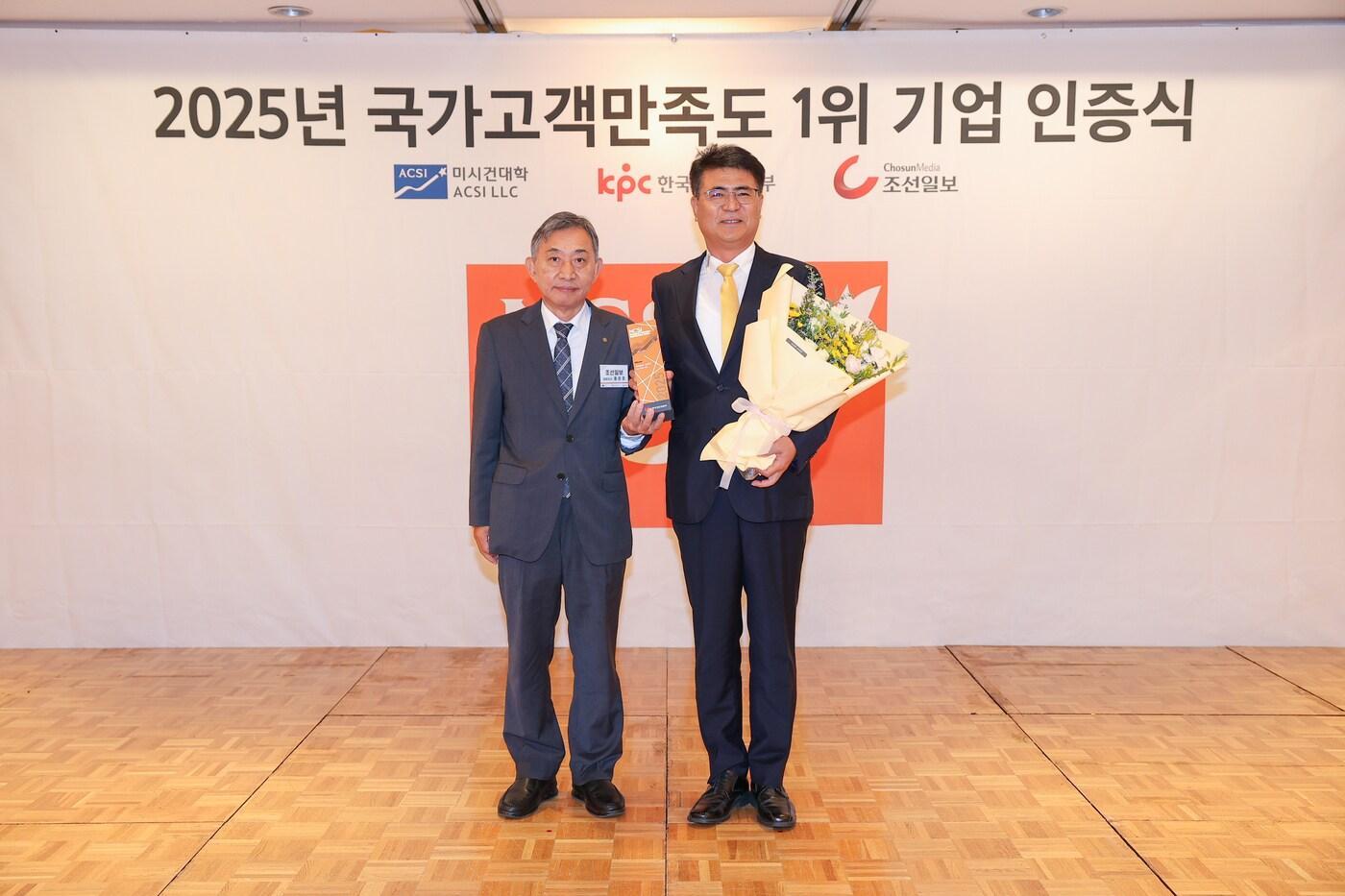 (왼쪽 두번째)이신혁 오뚜기라면 사장이 17일 서울시 중구 롯데호텔 서울에서 열린 '2025 국가고객만족도조사(NCSI)'시상식에 참석해 기념 촬영을 하는 모습.(오뚜기 제공)