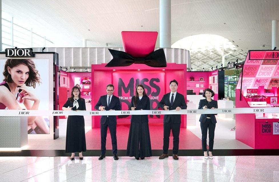 본문 이미지 - (왼쪽부터) 전현정 부루벨코리아 이사 (한국 디올 뷰티 면세 총괄), 마테오 디젤 디올·LVMH뷰티 아시아 태평양 면세 총괄 매니저, 캐서랜 소바쥬 라니에 디올·LVMH뷰티 아시아 태평양 면세 디렉터, 채정원 신세계 디에프 상품본부장, 정희은 신세계디에프 C&P1팀장. (신세계면세점 제공)