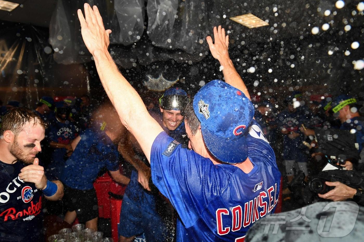 시카고 컵스 선수들이 18일(한국시간) 포스트시즌 진출을 확정한 뒤 샴페인을 터뜨리며 자축하고 있다. ⓒ AFP=뉴스1