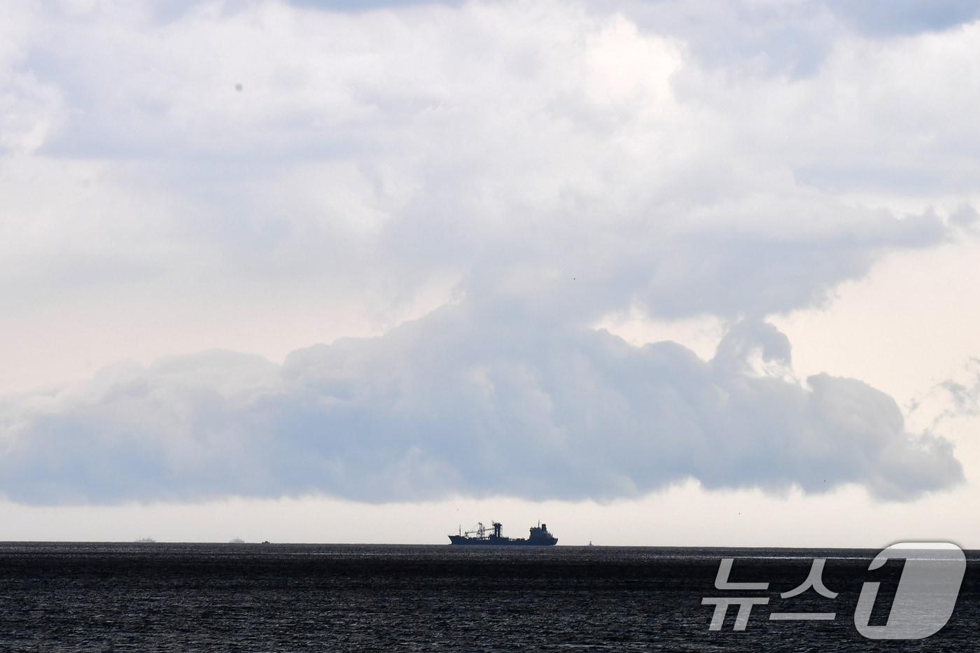 18일 경북 포항시 북구 영일대해수욕장 앞 바다 위로 먹구름이 몰려오고 있다. 2025.9.18/뉴스1 ⓒ News1 최창호 기자