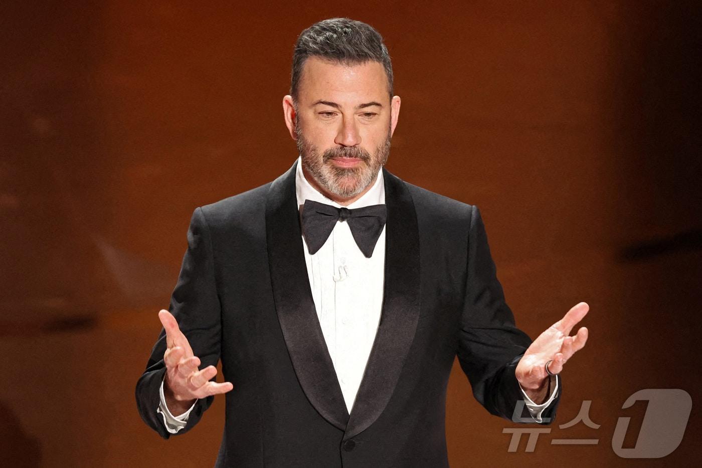 지미 키멀이 2024년 3월 10일&#40;현지시간&#41; 캘리포니아주 로스앤젤레스 할리우드에서 열린 제96회 아카데미 시상식에서 개막 인사를 하고 있다. 2024.3.10. ⓒ 로이터=뉴스1 ⓒ News1 윤다정 기자