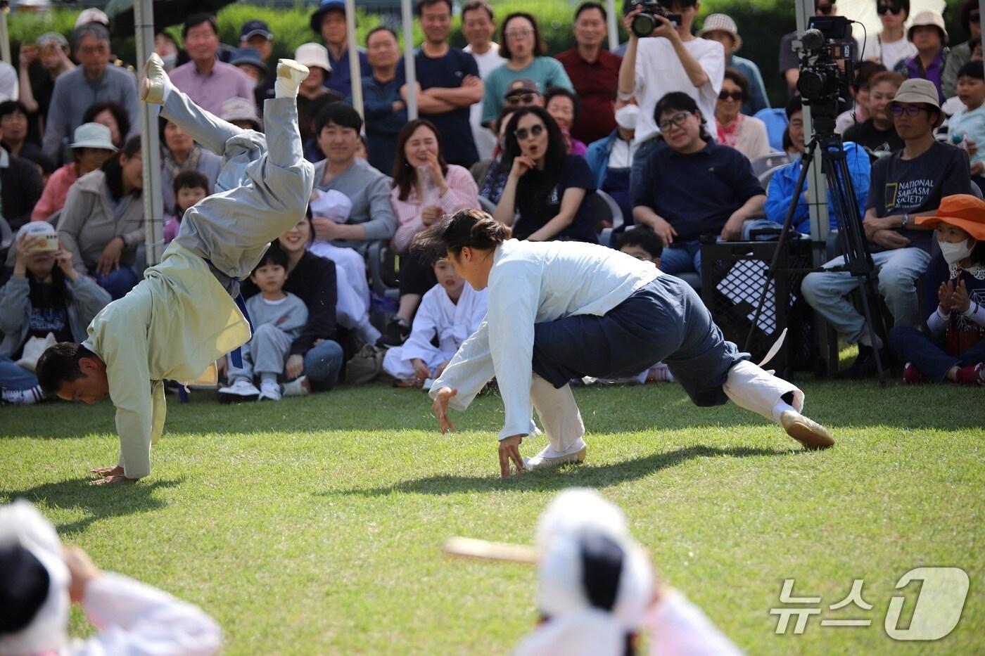  충주시립택견단의 옛택견판 공연.(충주시 제공. 재판매 및 DB금지)/뉴스1