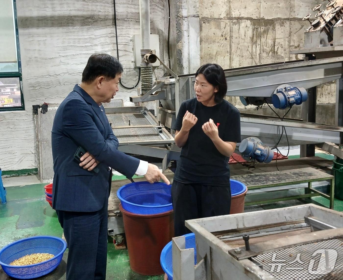 본문 이미지 - 생산 현장을 둘러보고 있는 이태식 한유원 대표이사&#40;왼쪽&#41;와 노혜진 솔닙 대표&#40;한유원 제공&#41;